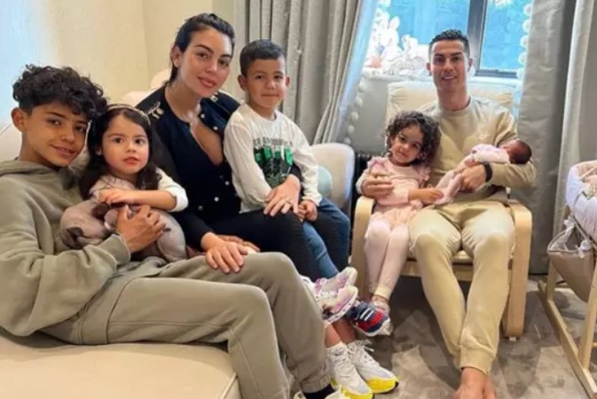 Cristiano Ronaldo ao lado família