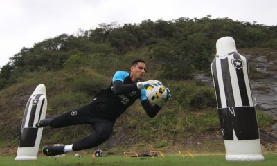 Gatito Fernández volta aos treinos no Botafogo após servir a seleção do Paraguai
