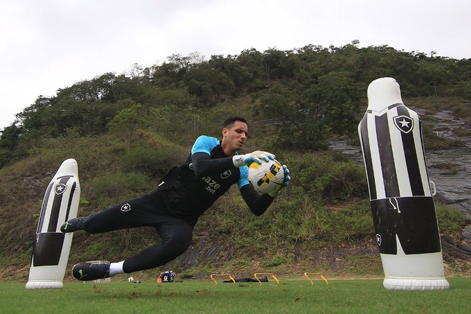 Gatito Fernández volta aos treinos no Botafogo após servir a seleção do Paraguai