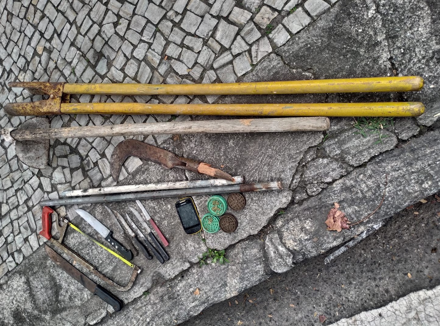Materiais cortantes e perfurantes apreendidos em Madureira