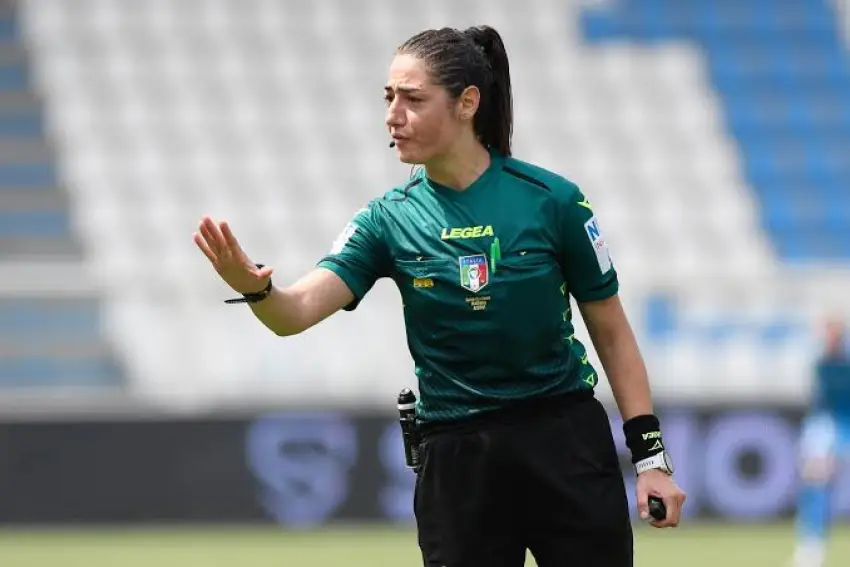 Maria tem 18 anos e há 4 que arbitra jogos de futebol