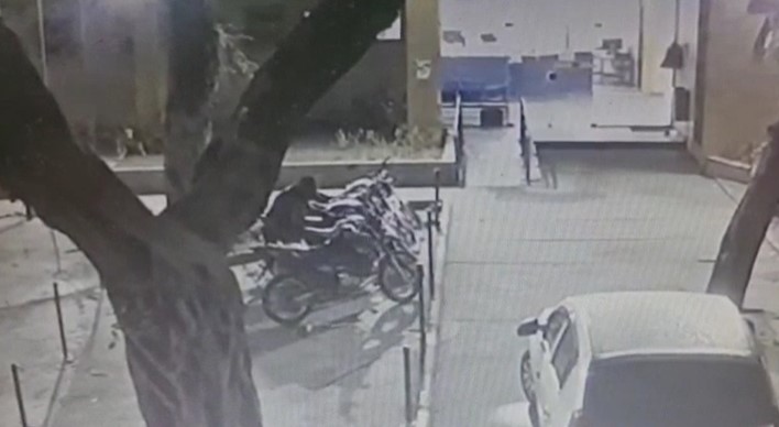 Moto é furtada em frente de delegacia em São Gonçalo