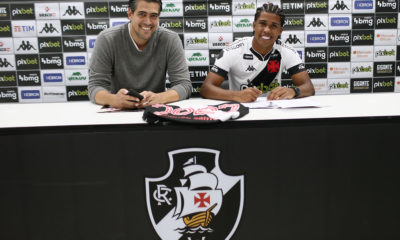Diretor executivo Paulo Bracks e Andrey Santos no momento da assinatura do contrato- Foto: Daniel Ramalho/Vasco.com.br