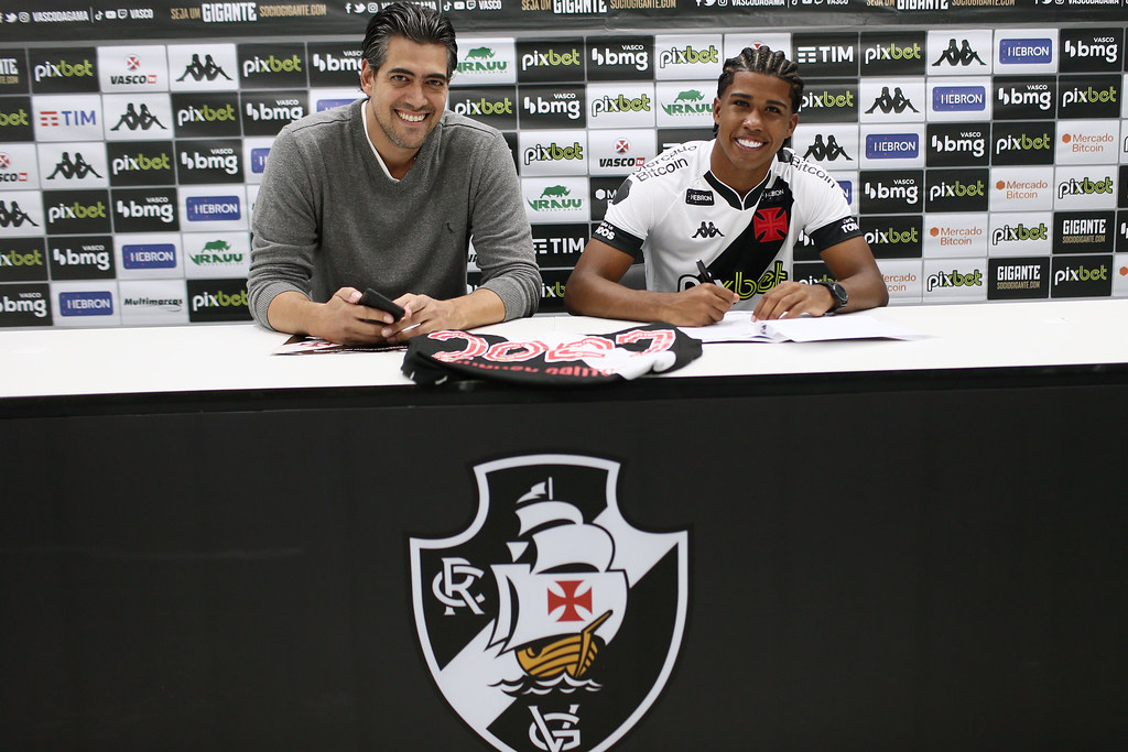 Diretor executivo Paulo Bracks e Andrey Santos no momento da assinatura do contrato- Foto: Daniel Ramalho/Vasco.com.br