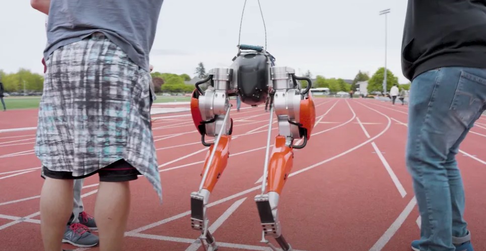 Robô de duas pernas percorrer 100 metros em 24 segundos