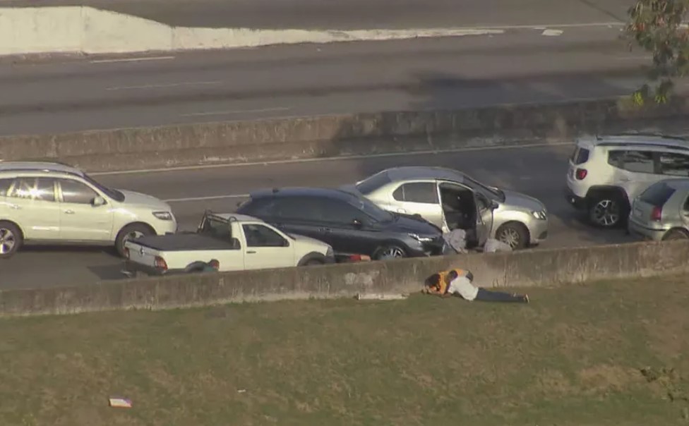 Tiroteio bloqueia linha vermelha