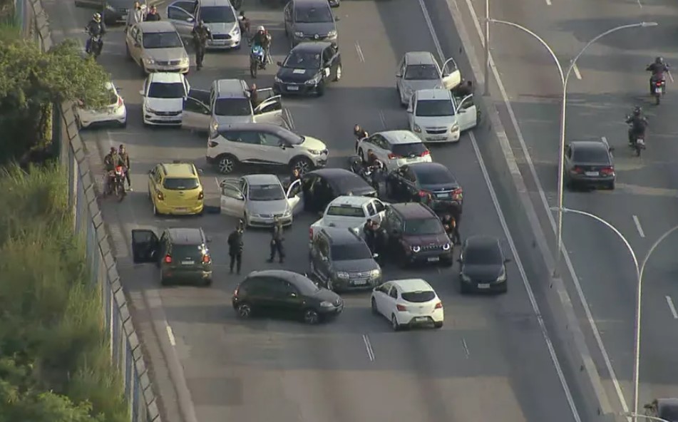 Tiroteio fecha linha vermelha