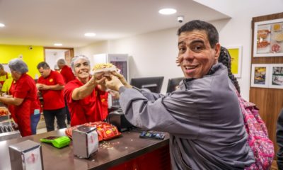 Inauguração de loja de cachorro-quente parou Copacabana, com distribuição grátis de mil lanches