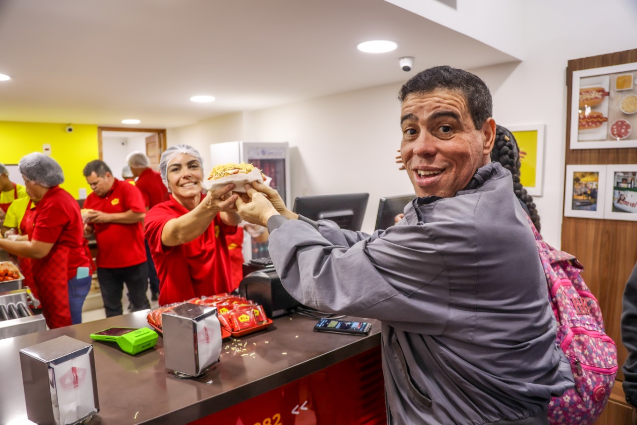 Inauguração de loja de cachorro-quente parou Copacabana, com distribuição grátis de mil lanches