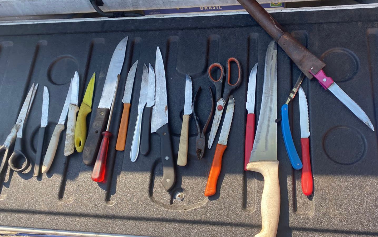 Facas apreendidas em Madureira