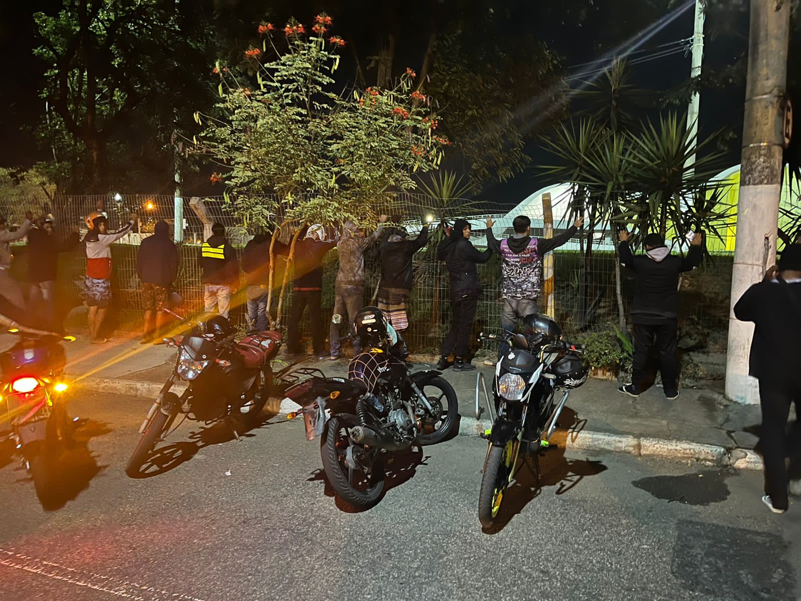 Polícia impede 'rolezinho' no centro de Niterói