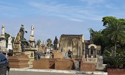 Corpo de técnico de farmácia baleado dentro de casa é velado no Cemitério do Caju