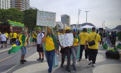 Manifestantes ocupam a Avenida Atlântica em comemoração ao 'Dia da Independência'