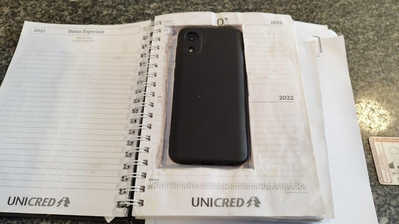 Aparelho estava escondido dentro de um buraco na agenda