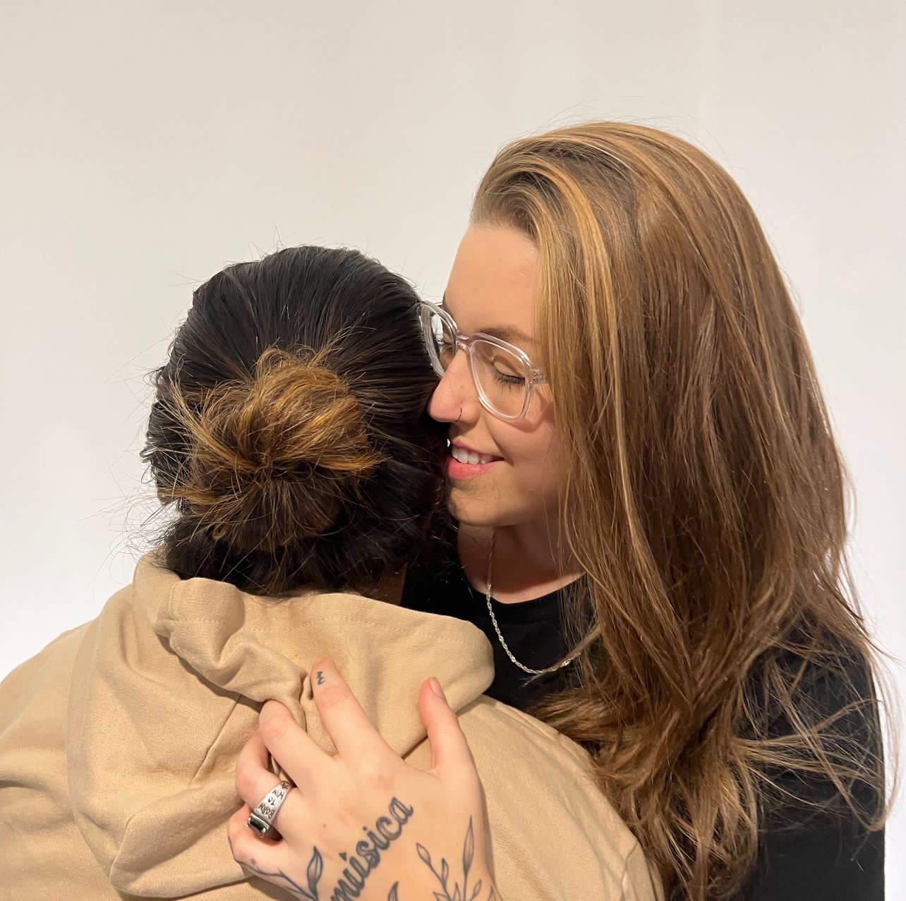 Luana Berti se conecta com os fãs através do single “Vem Pra Perto”