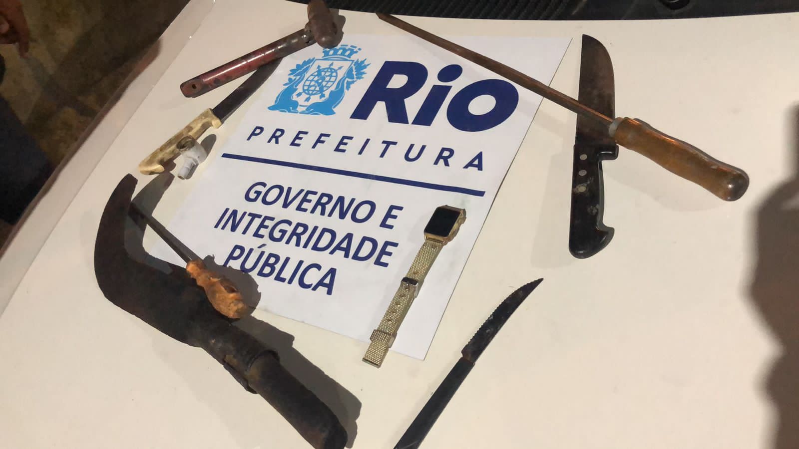 Operação da Subprefeitura da Zona Norte termina em apreensão de foice e com um agente ferido em Bonsucesso