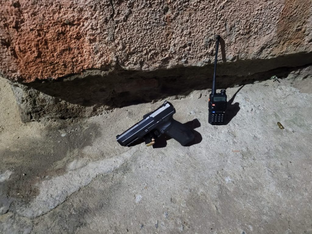 Revólver e rádio comunicador apreendido na Vila Kenedy