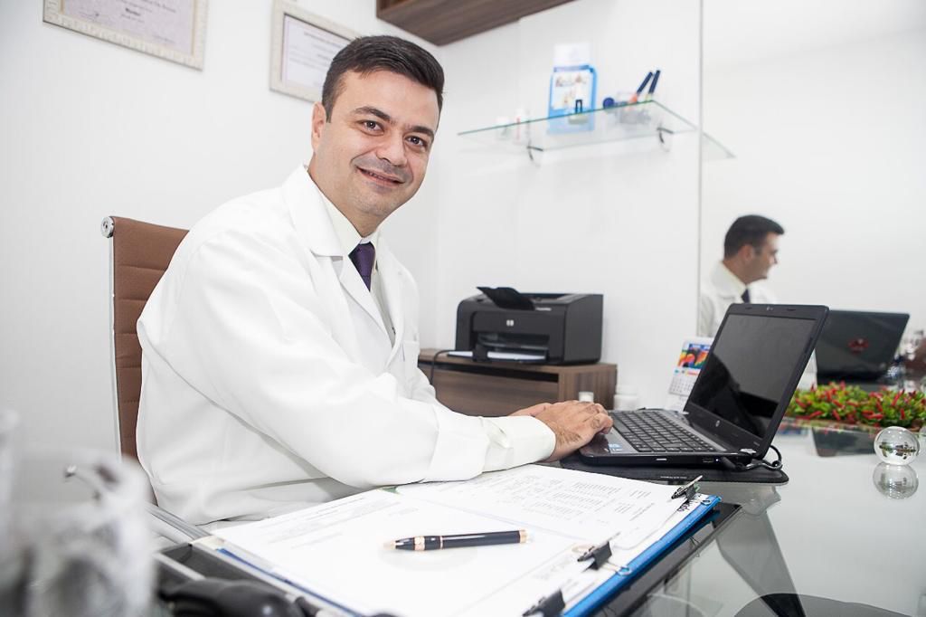 Entenda a possível doença do Rei Charles, que provoca vermelhidão e inchaço das mãos