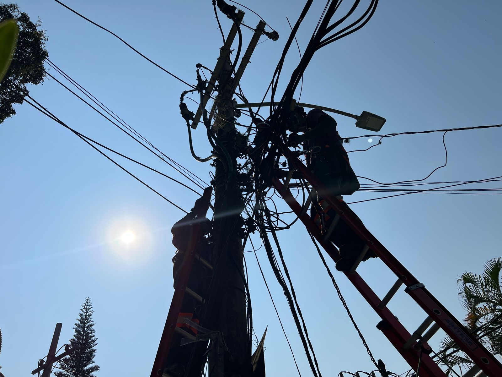 Subprefeitura da Zona Sul mobiliza concessionárias de telefonia para remover cabos mortos nos postes dos bairros