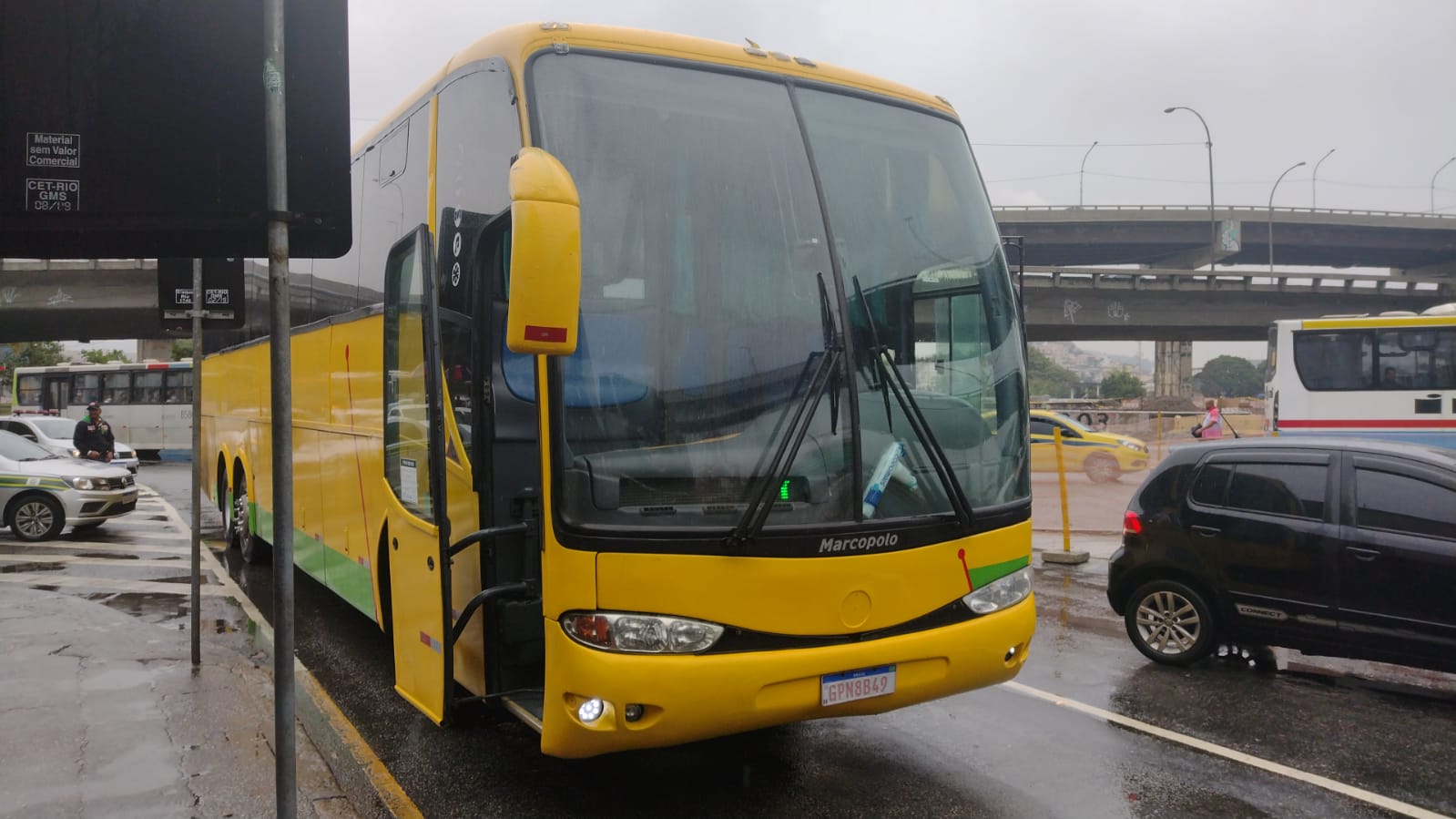 Ônibus apreendido em ação do Detro no entorno da Rodoviária do Rio