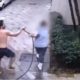[VÍDEO] Homem agride faxineira enquanto lavava calçada em Belo Horizonte