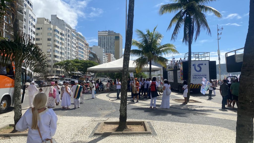 FIERJ celebra 70 anos e participa da Caminhada em Copacabana – B
