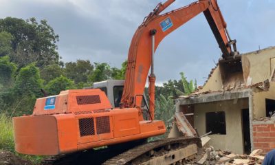 Condomínio com 12 casas irregulares é demolido pela prefeitura do Rio em Jacarepaguá