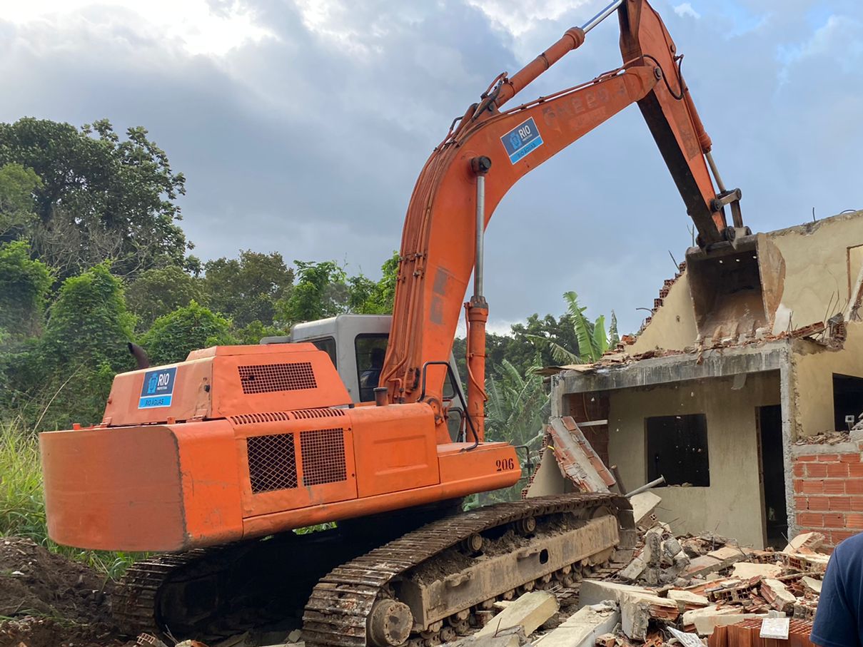 Condomínio com 12 casas irregulares é demolido pela prefeitura do Rio em Jacarepaguá