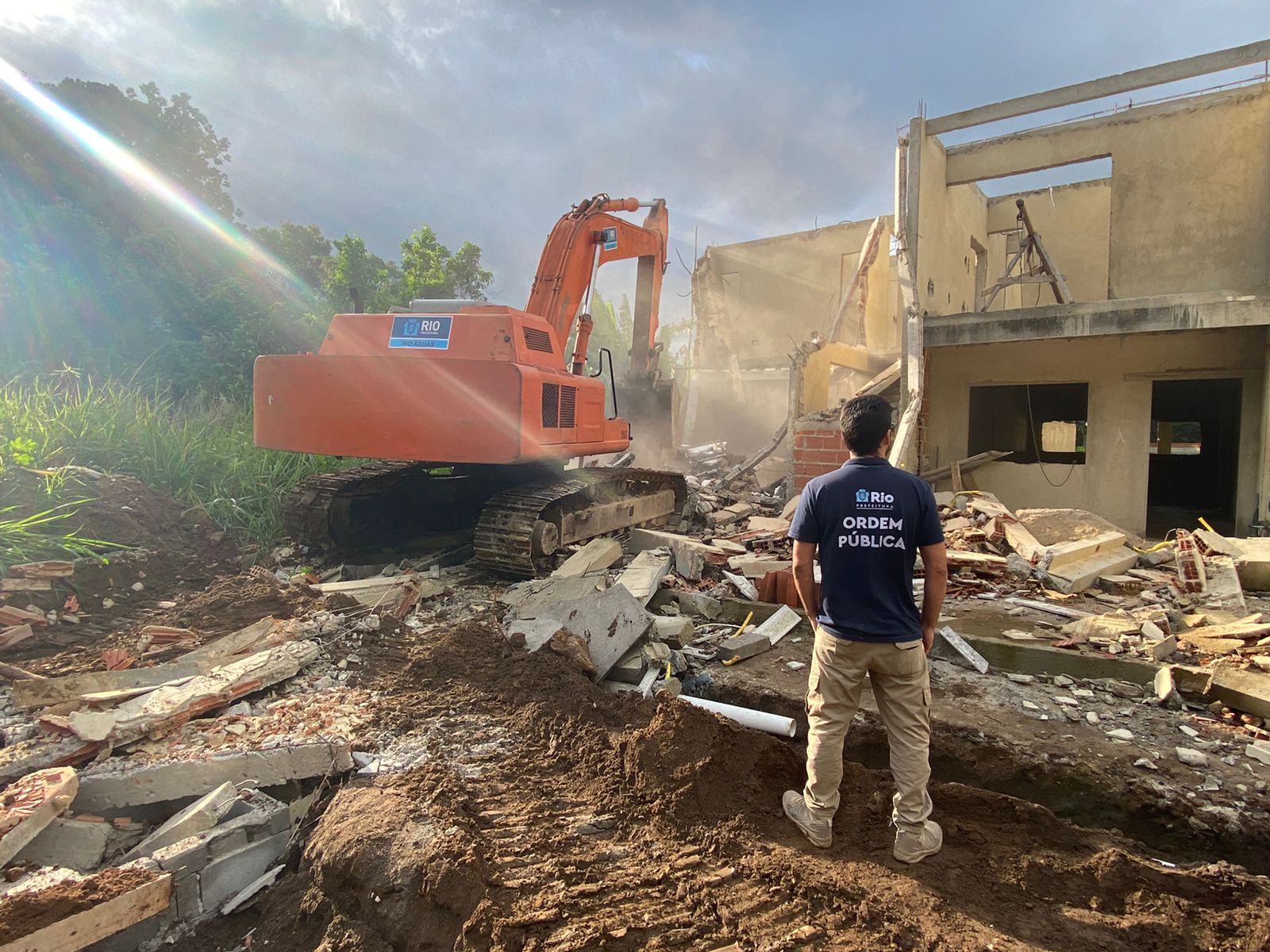 Condomínio com 12 casas irregulares é demolido pela prefeitura do Rio em Jacarepaguá