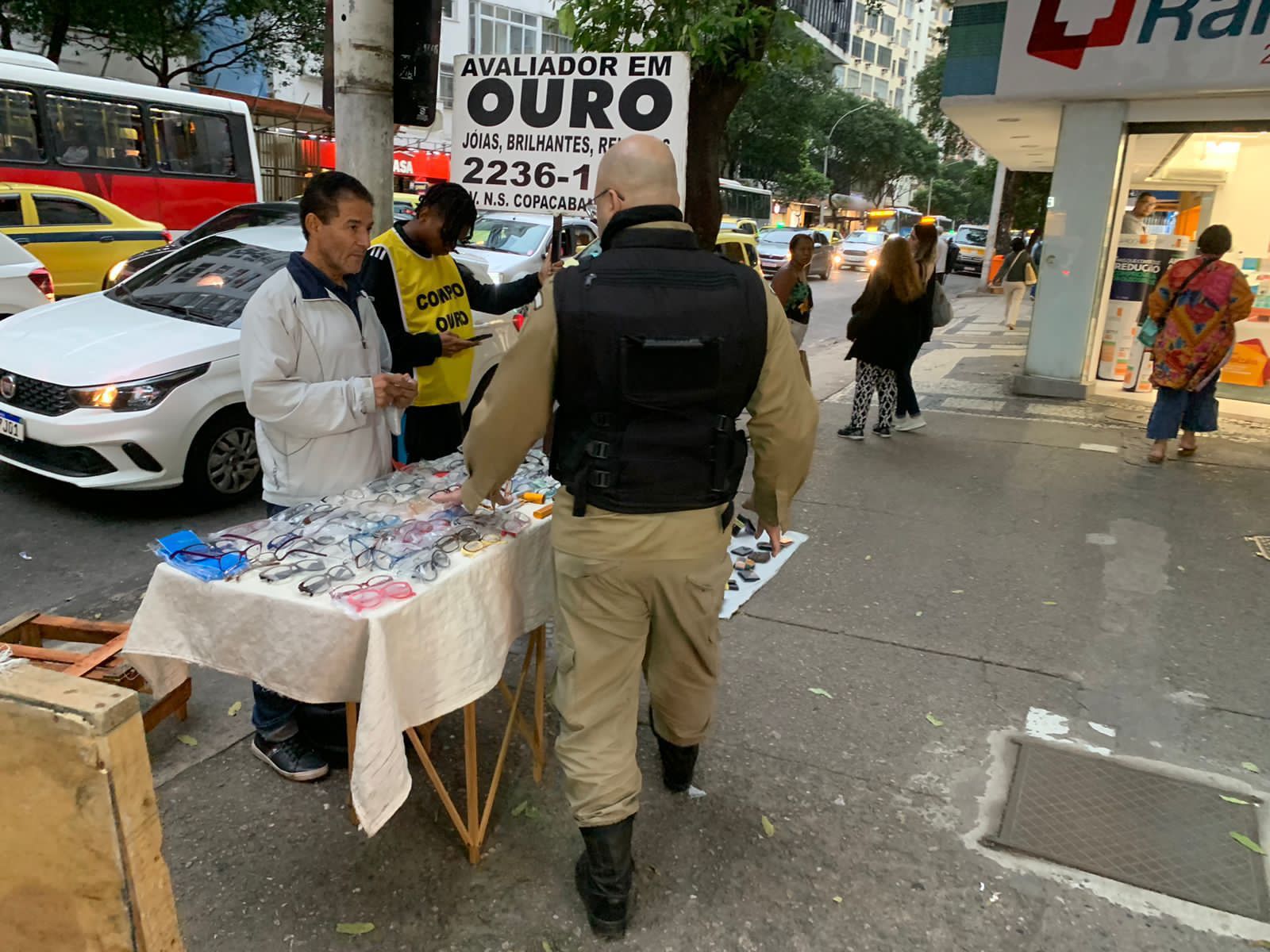 Subprefeitura e Guarda Municiapal repreendem venda ilegal de óculos de grau em Copacabana