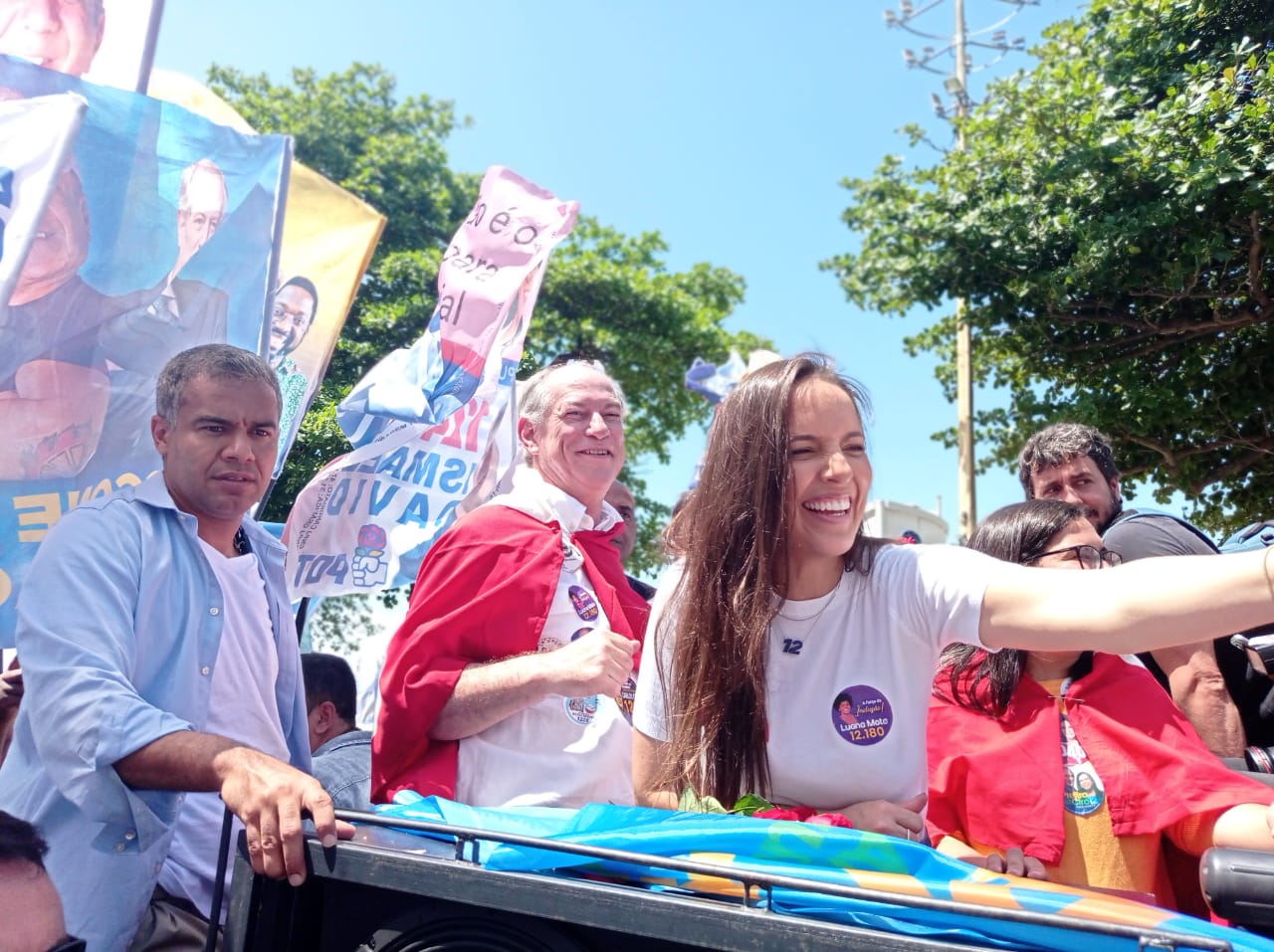 Ciro Gomes e Rodrigo Neves participam de ato com apoiadores em Copacabana