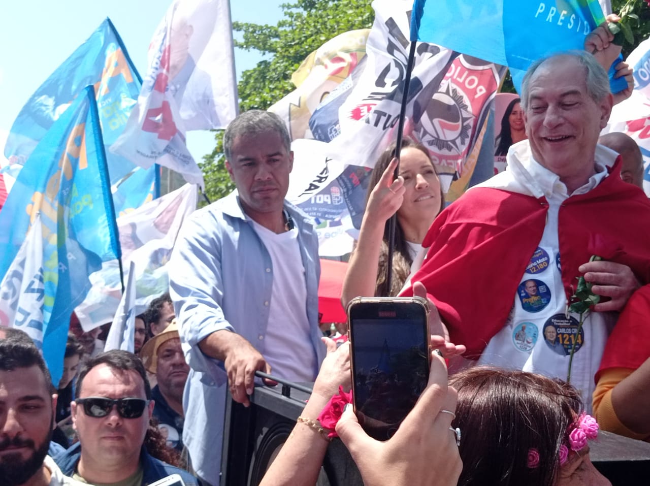 Ciro Gomes e Rodrigo Neves participam de ato com apoiadores em Copacabana