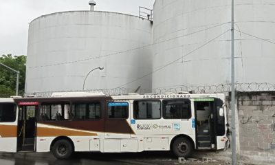 Ônibus sofre acidente e por pouco não atinge reservatório de óleo
