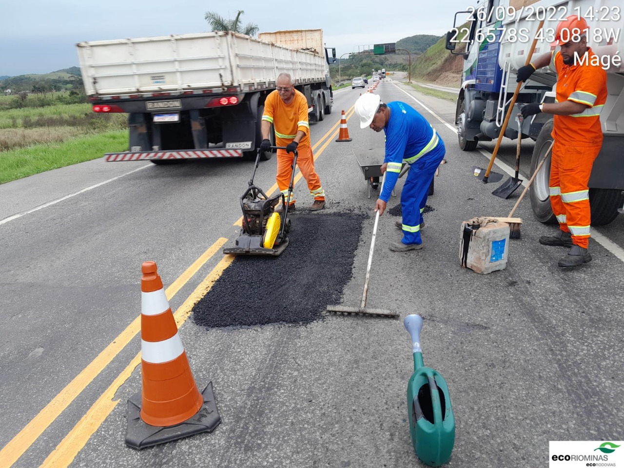 EcoRioMinas realiza obras de melhorias nas BRs-116, 465 e 493 (Foto: Trabalho de tapa-buraco, na BR-493, Magé-Manilha