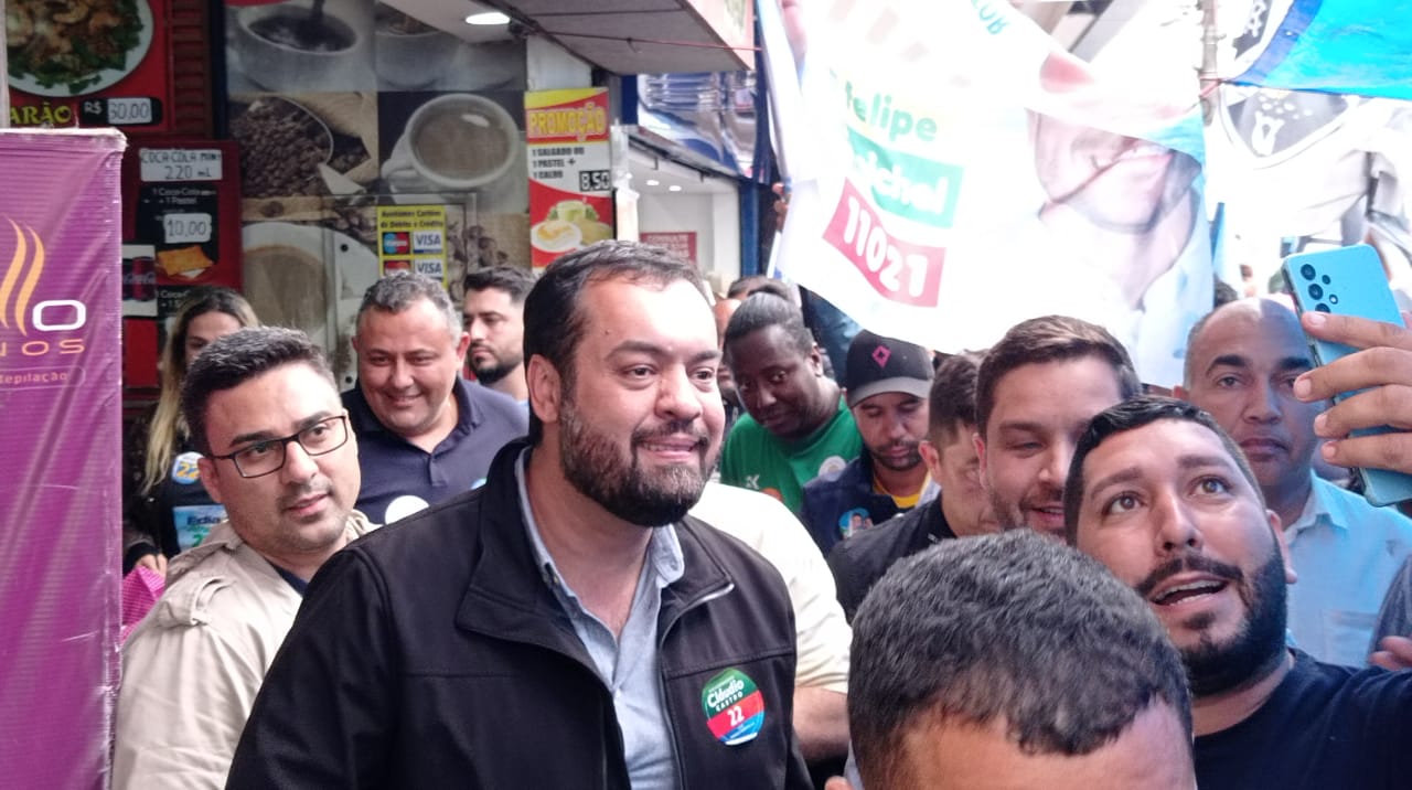 Cláudio Castro faz caminhada na Estrada do Portela, em Madureira, na Zona Norte do Rio