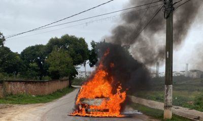 Corpos carbonizados são encontrados em carro que pegou fogo na Baixada