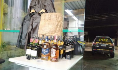 garrafas de whisky apreendidas em abordagem na Rodovia Presidente Dutra