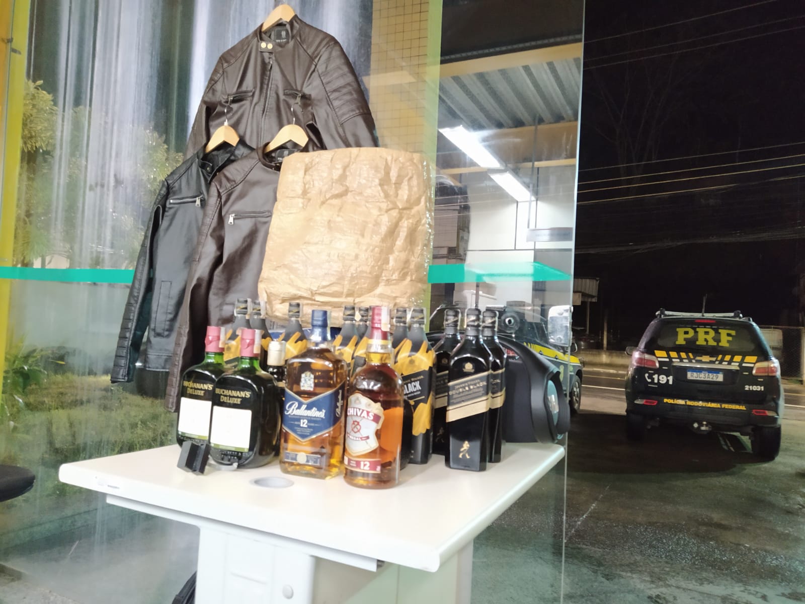 garrafas de whisky apreendidas em abordagem na Rodovia Presidente Dutra