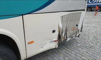 Ônibus que colidiu em caminhão em Itaboraí