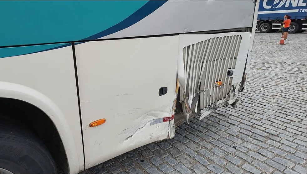 Ônibus que colidiu em caminhão em Itaboraí