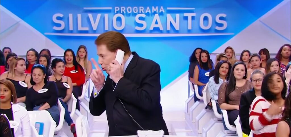 Silvio Santos voltou a mexer na programação do SBT e ordenou o retorno da faixa de novelas no horário do almoço já a partir da próxima segunda-feira (19). Desta vez, o dono do Baú escolheu a exibição de Maria Esperança, ao meio-dia, e após o horário política, às 13h25 Cristal. Com a mudança, a emissora paulista deixa de exibir o enlatado "Os Pequenos Johnstons", que volta a ser exibido em um momento oportuno, ainda sem data definida. Maria Esperança conta a história de uma garota doce que sustenta sozinha a família vendendo folhores e bilihetes de loteria pelas ruas. Produzida em 2006, Cristal é uma adaptação de uma atração venezuelana de 1985 e conta a história de Vitória, uma estilista proprietária de uma grande grife de alta costuda de São Paulo. Apesar de ser rica, ela esconde o seu passado humilde em uma cidade do interior.