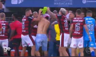 Torcedor do Flamengo invade gramado do Maracanã