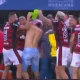 Torcedor do Flamengo invade gramado do Maracanã