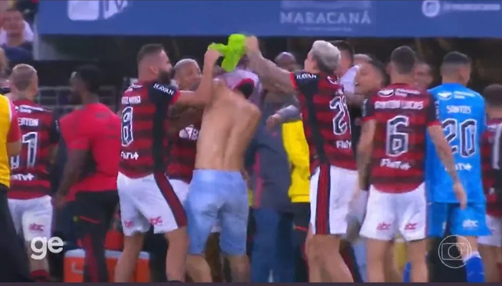Torcedor do Flamengo invade gramado do Maracanã