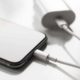 Apple é multada por vender iPhone sem carregador no Brasil