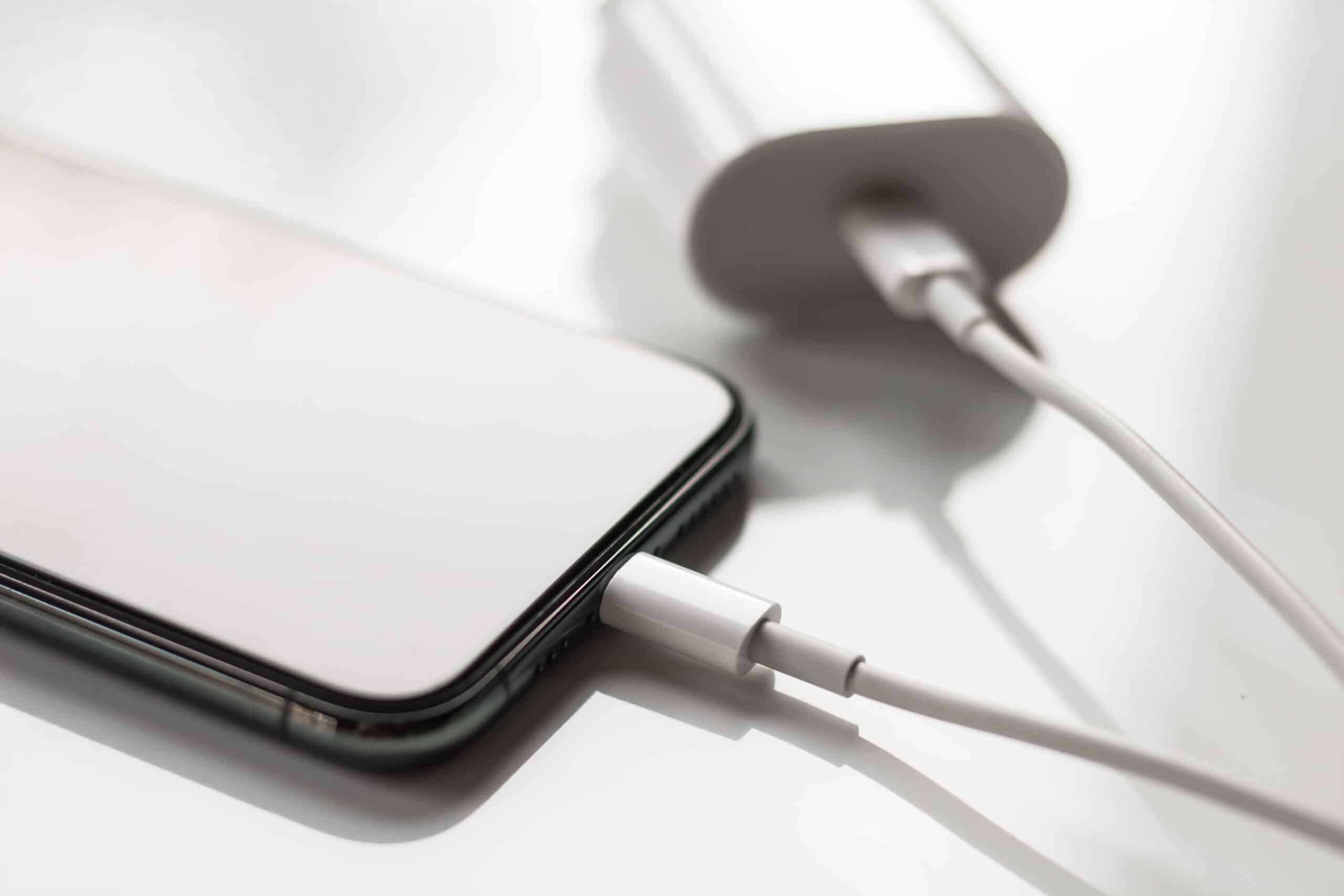 Apple é multada por vender iPhone sem carregador no Brasil