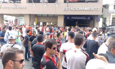 Torcedores do Flamengo aguardam chegada da delegação no hotel em Guayaquil