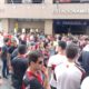 Torcedores do Flamengo aguardam chegada da delegação no hotel em Guayaquil