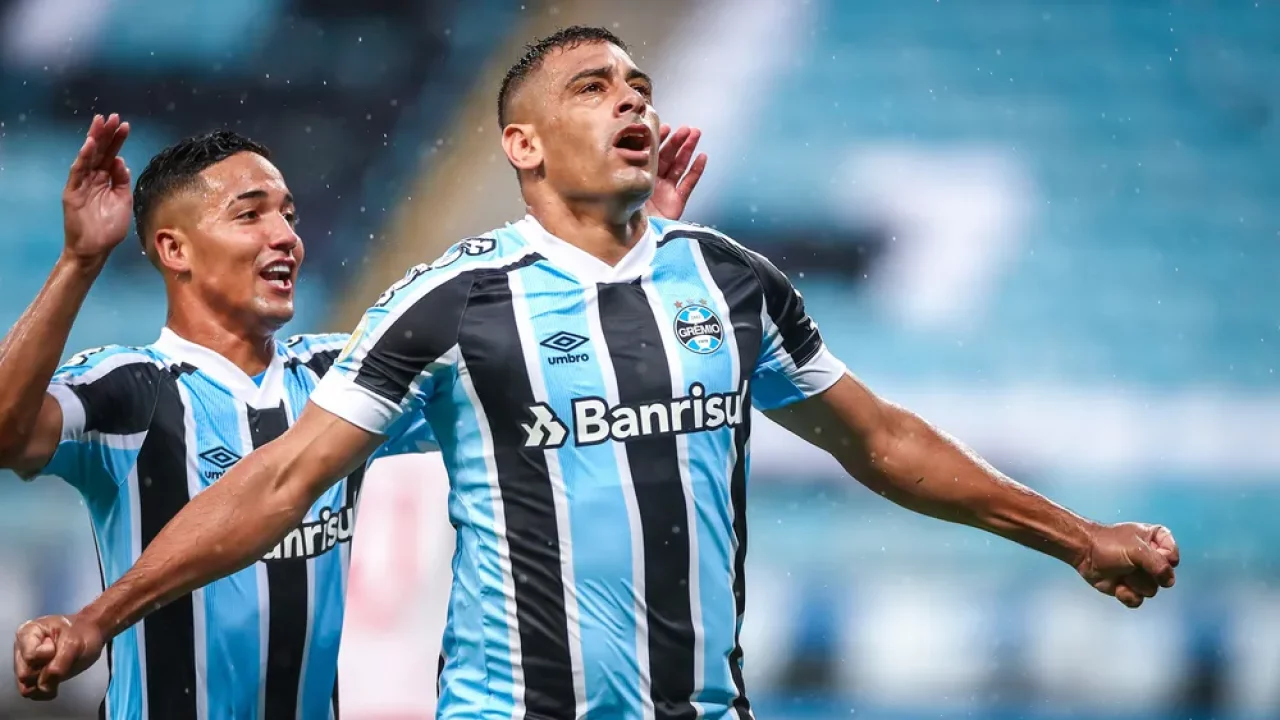 Diego Souza revela atuar com hérnia inguinal no Grêmio e diz que