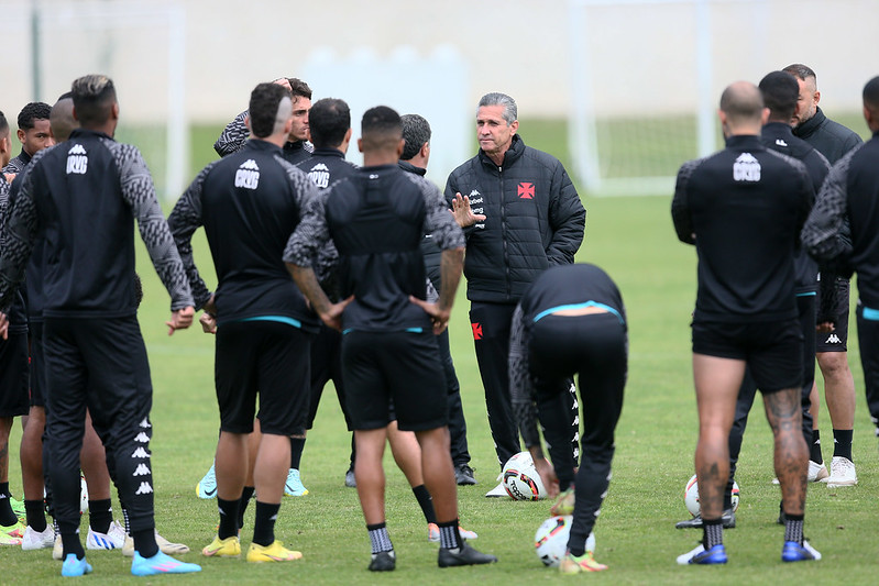 Jorginho orienta os jogadores no treino do Vasco